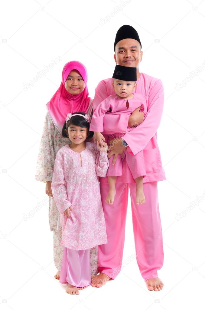 malay family during hari raya