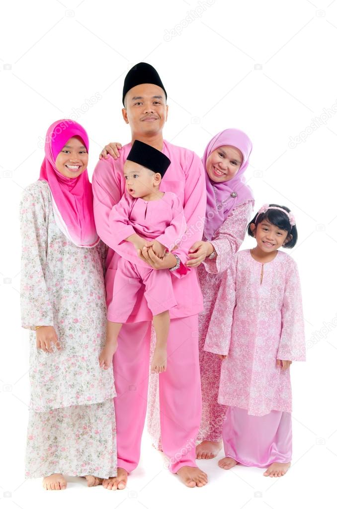 malay family during hari raya