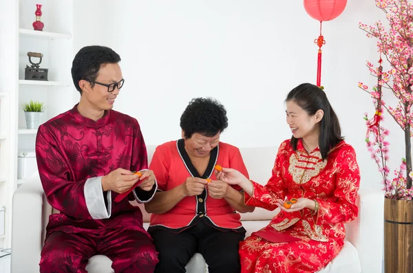 Família chinesa celebrando ano novo lunar — Fotografia de Stock