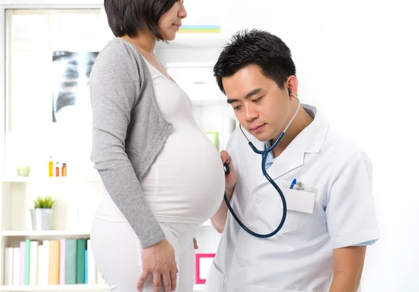 Médico asiático realización embarazo médico chequeo — Foto de Stock