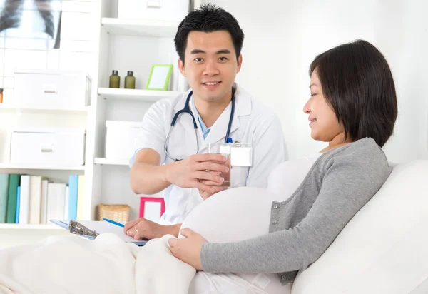Mid adult female patient for medical check up at clinic with doc — Stock Photo, Image