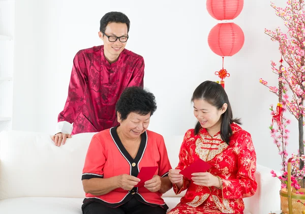 Famiglia cinese che celebra il nuovo anno lunare — Foto Stock