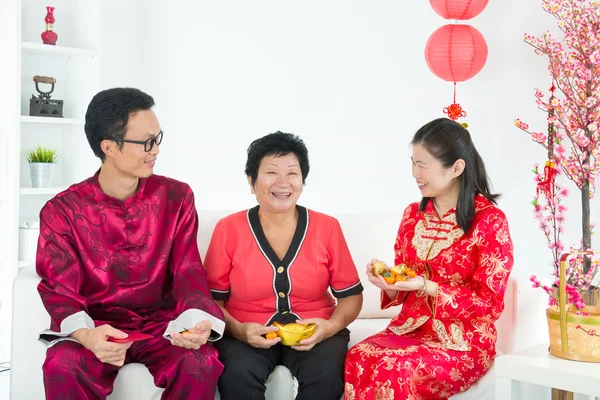 Famiglia cinese che celebra il nuovo anno lunare — Foto Stock