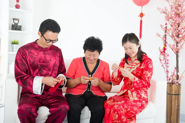 Familia china celebrando año nuevo lunar — Foto de Stock