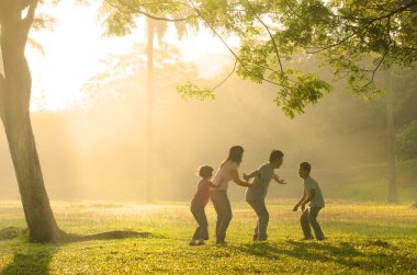 Çinli aile açık parkta oynarken kaliteli vakit geçiriyor