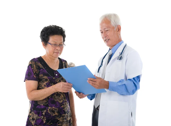 Médico sênior chinês com paciente — Fotografia de Stock