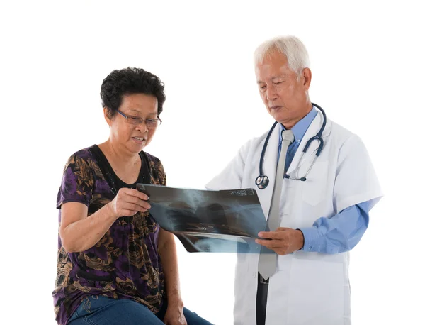Chinese senior doctor with patient — Stock Photo, Image