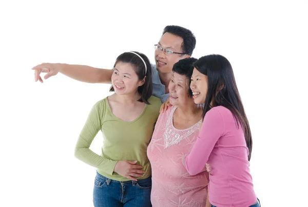 Feliz adulto asiático família apontando em algum lugar — Fotografia de Stock