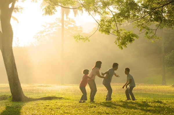 Famille chinoise ayant du temps de qualité à jouer au parc extérieur — Photo