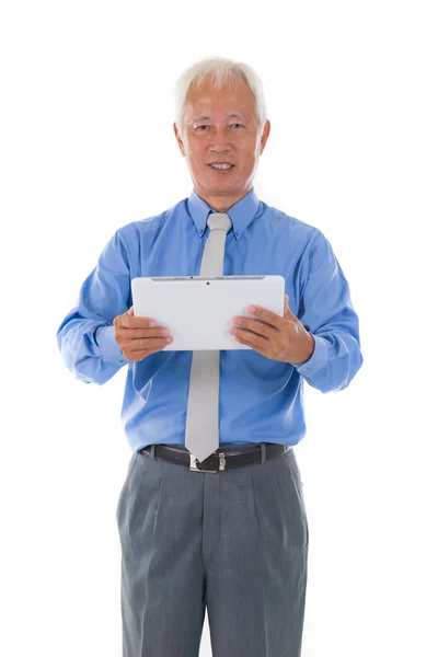 Chinese senior business man met Tablet PC — Stockfoto