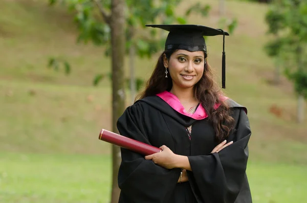 Zuid-Aziatische vrouwelijke afgestudeerd met groene achtergrond — Stockfoto