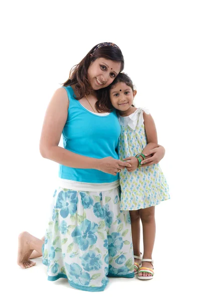 Heureux regardant mère indienne et fille — Photo