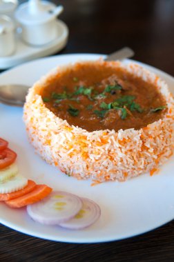 geleneksel Hint yemeği biryani ve köri