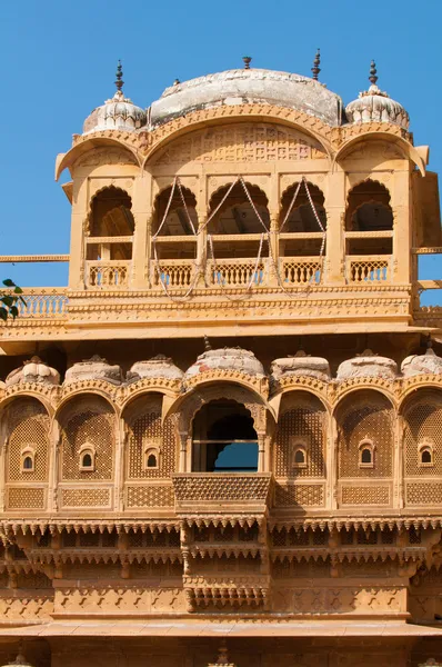 O belo palácio Haveli feito de pedra calcária dourada em Jaisalm — Fotografia de Stock