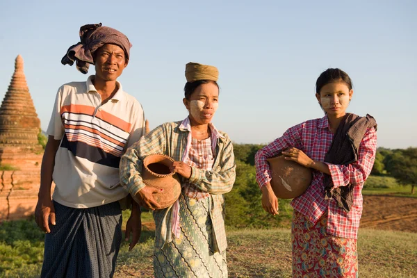 Traditional asian farmer coming back from a harvest rice field i — Stock Photo, Image