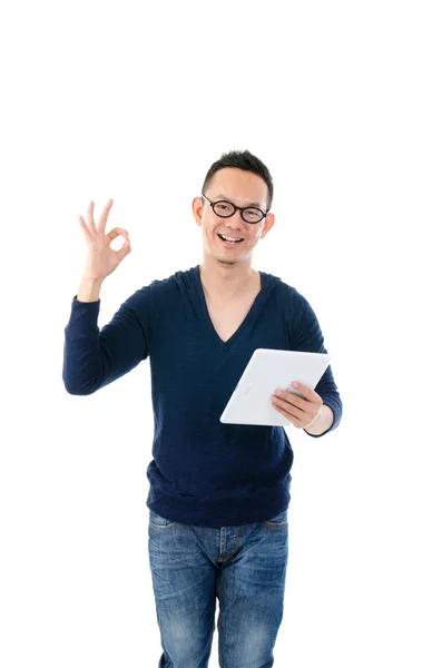 一般的なタブレットで若いアジア人の男性。立っていると分離の wi — ストック写真