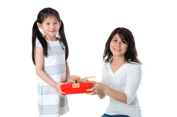 Молодая японская мать и ее дочь во время Дня матери — стоковое фото