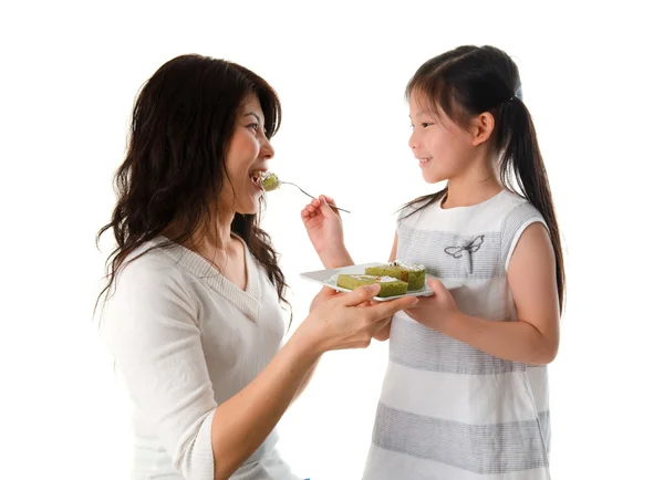 Asian chinese daughter feeding her mother, bonding — Stock Photo, Image