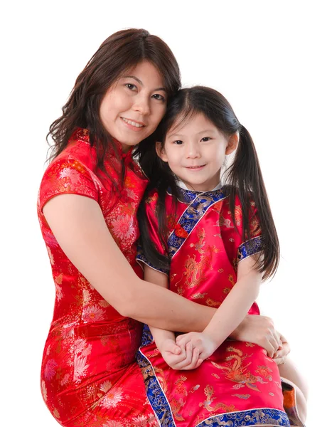 Chinês mãe e filha em vestido tradicional china isolado — Fotografia de Stock