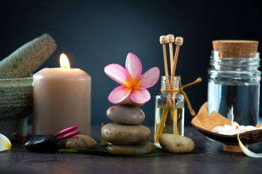 Spa Konsept ambient ışık, soğuk taş ile koyu arka plan