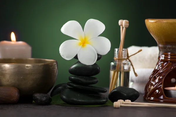 Tropiska frangipani spa hälsa behandling med aromaterapi och — Stockfoto