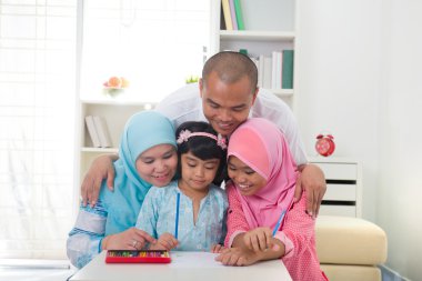 Malezya aile birlikte ödev