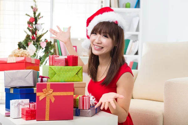 Menina asiática festa de Natal em sua casa — Fotografia de Stock