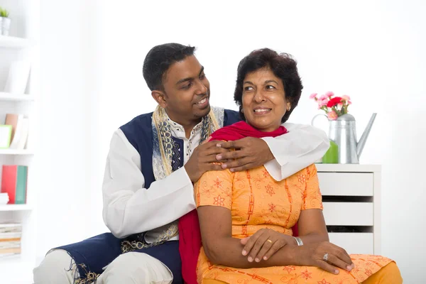 Famiglia indiana di madre e figlio con abito tradizionale punjab li — Foto Stock