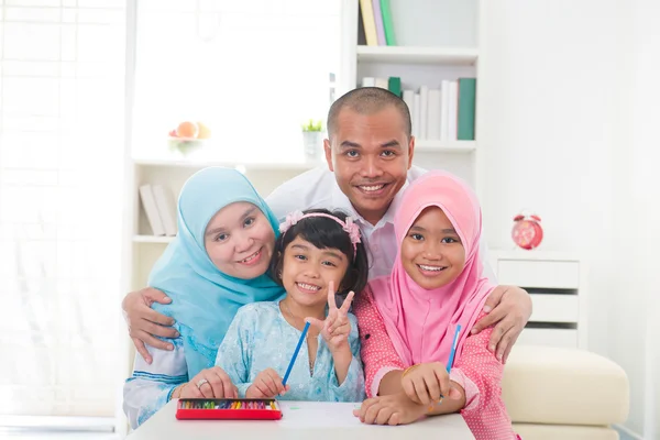 Malaysian malay muslim family learning together with lifestyle b — Stock Photo, Image