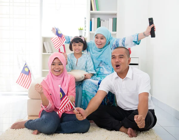 Famiglia malese che festeggia mentre guarda la televisione su un a — Foto Stock