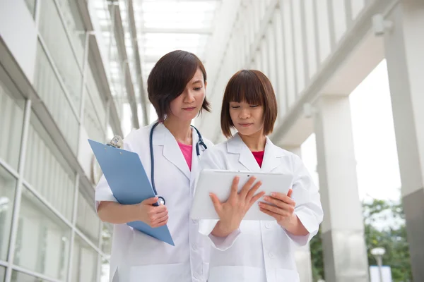 Asian medical chinese doctors looking at their tablet — Stock Photo, Image