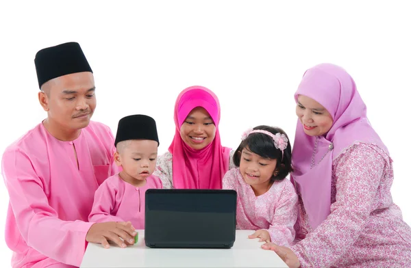 Malay family with traditional maalysian traditional clothes and — Stock Photo, Image