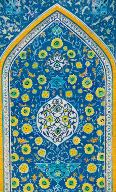 renkli güzel İslami çiçek tasarım bir caminin duvarındaki