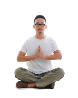 Çinli erkek beyaz arka plan ile Yoga gerçekleştirme
