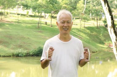 Çinli Asyalı komuta sizde sağlıklı yaşam bir parkın çalışma dışarı