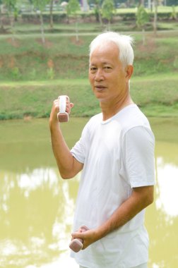 Çinli Asyalı komuta sizde sağlıklı yaşam bir parkın çalışma dışarı