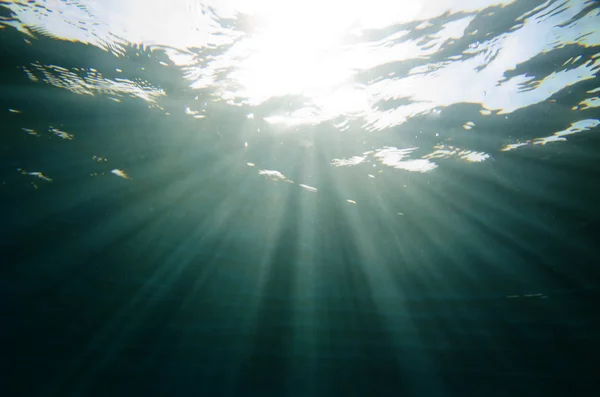 Tauchen Aufnahme von Unterwasser-Meer mit Sonnenstrahl — Stockfoto