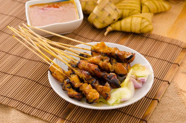 Satay, brochetas tradicionales de carne de kebab asada —  Fotos de Stock