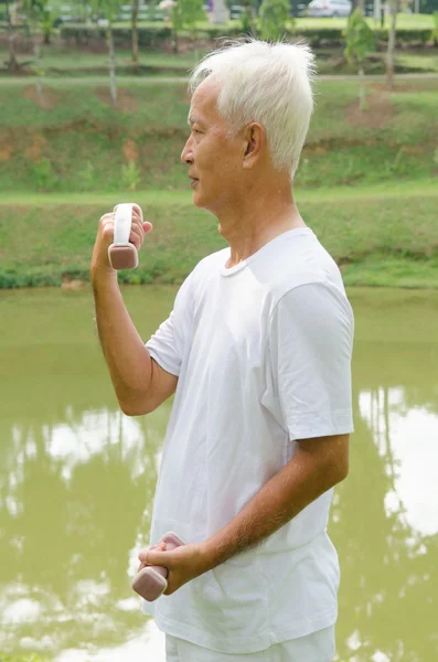 Asijské starší Číňan zdravého životního stylu na park — Stock fotografie