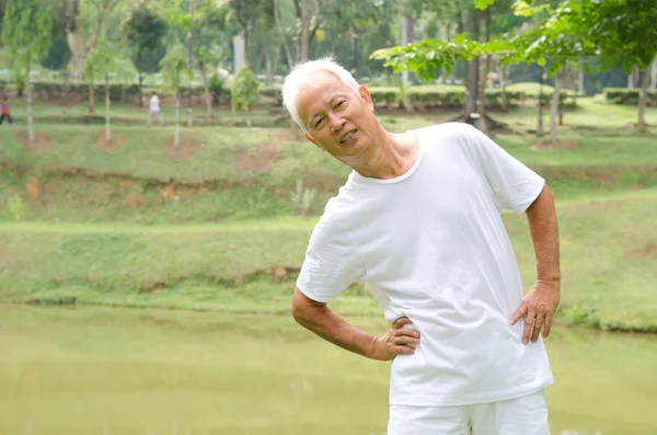 Chinese asian senior male workout in the park — Stock Photo, Image