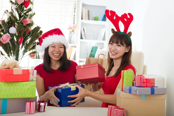 Ragazze asiatiche durante la celebrazione di Natale con sfondo casa Immagine Stock