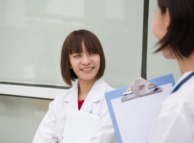 Asyalı Çinli doktorlar ekibi hastane