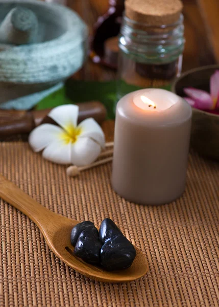 Massagem de pedra quente com itens de tratamento de spa no fundo — Fotografia de Stock