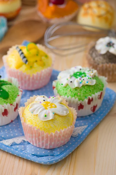 Muffin cupcakes con frutta alla panna, pane, varietà di cioccolato e — Foto Stock