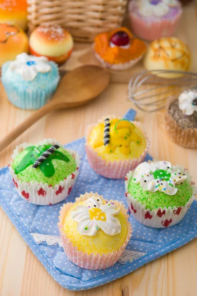 Muffin cupcakes con frutta alla panna, pane, varietà di cioccolato e — Foto Stock