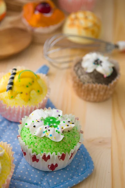 Cupcakes muffins with cream fuits , breads, chocolate variety an — Stock Photo, Image