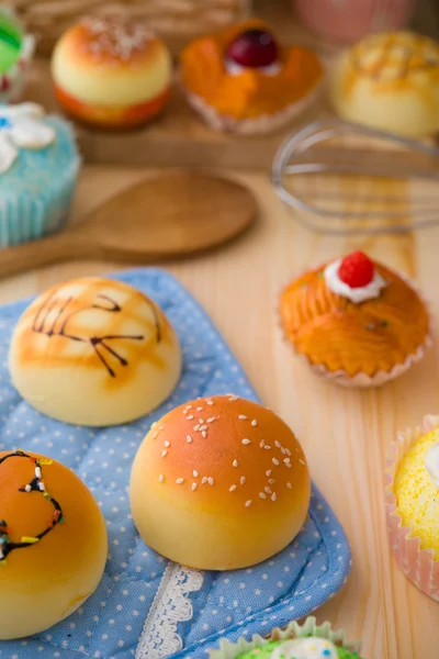 Zoete vanille broodje taart brood met gebak decoraties als CHTERGRO — Stockfoto