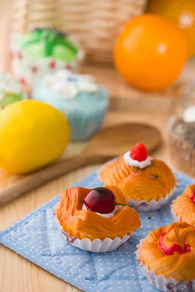 Mezcla de pan tarta de frutas con fondo de madera de materias primas — Foto de Stock