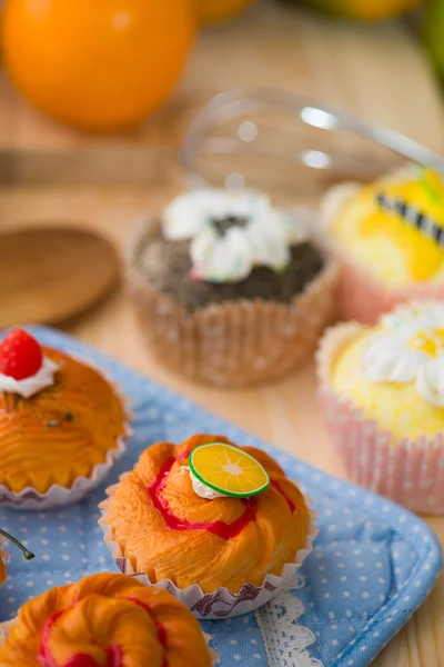 Groenten taart brood mengsel met houten achtergrond van grondstoffen — Stockfoto