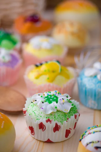 Cup cakes met een heleboel brood gebak achtergrond — Stockfoto